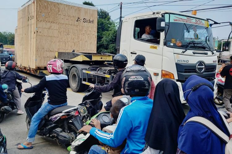 Tabrakan Maut Truk Vs Motor Di Puncak Bogor, Pemotor Meninggal Dunia ...